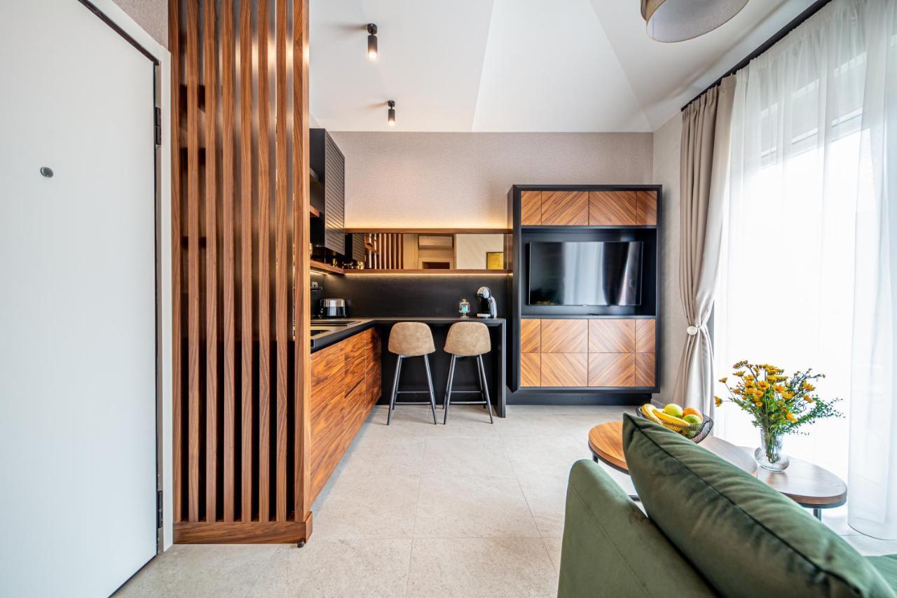 Enyana Luxury Suites Cattaro Esterno foto